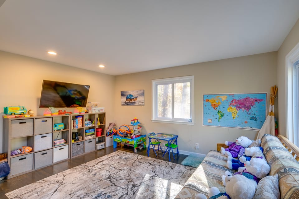 Spacious & Serene Lake Ridge Retreat w/ Game Room! House in Maryland