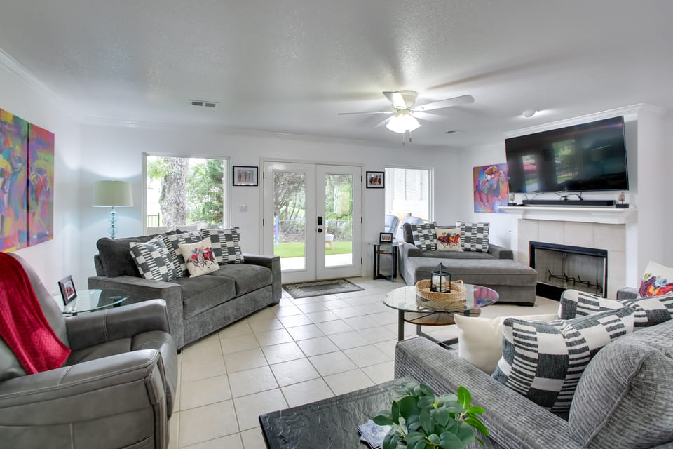 Hot Springs Retreat w/ Fireplace on Lake! Apartment in Hot Springs