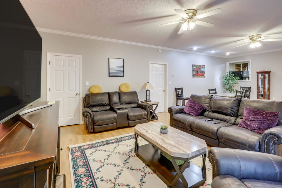 12 Mi to UGA Campus: Spacious Group Getaway! House in South Carolina