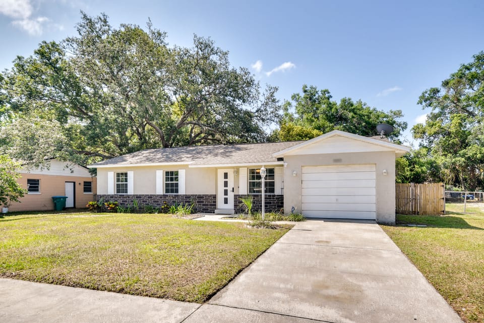 Fire Pit + Private Yard: Family Home in Longwood! House in Longwood