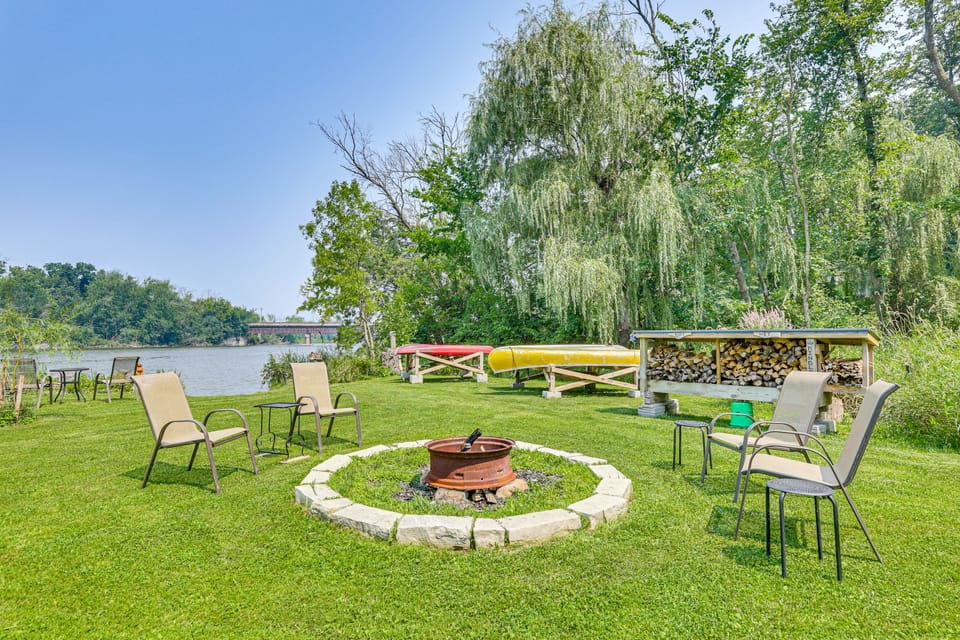 On-Site Trails: Rock River Retreat in Jefferson! House in Wisconsin