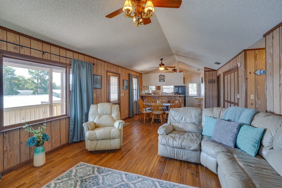 Hot Tub + Dock Access: Lake Hatchineha Getaway! House in Osceola County