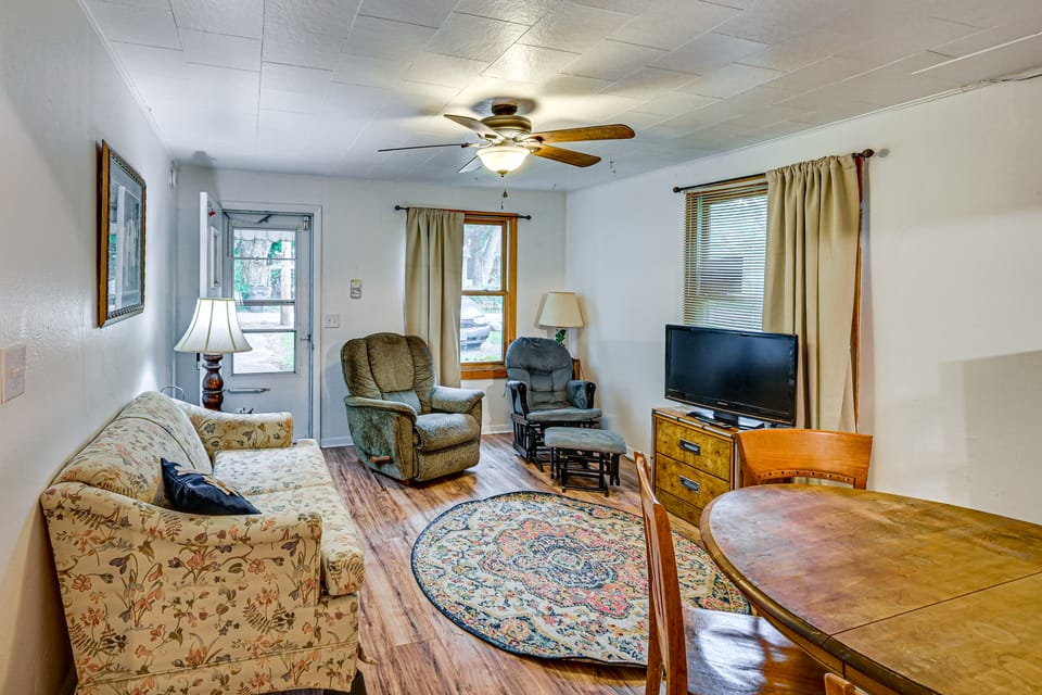 Peaceful Grams Lake Stay Near Notre Dame Cottage in LaPorte County