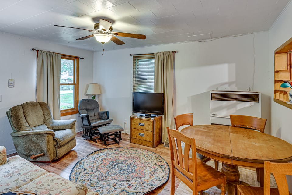 Peaceful Grams Lake Stay Near Notre Dame Cottage in LaPorte County