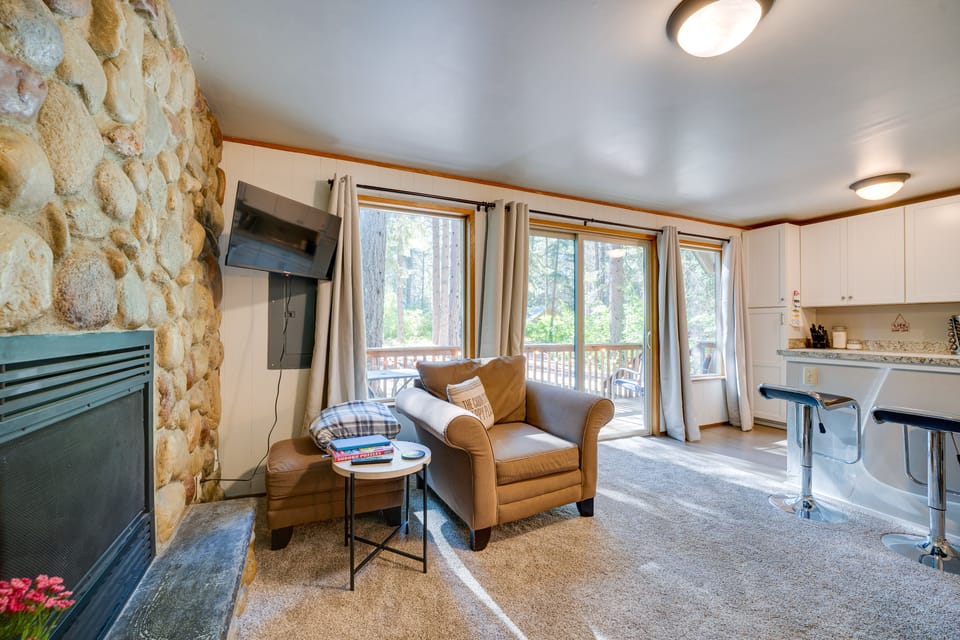 Peaceful Leavenworth Cabin with Deck & Fire Pit! House in Washington