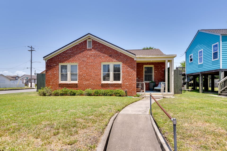 Hot Tub! Family-Friendly Galveston Getaway House in Galveston Island