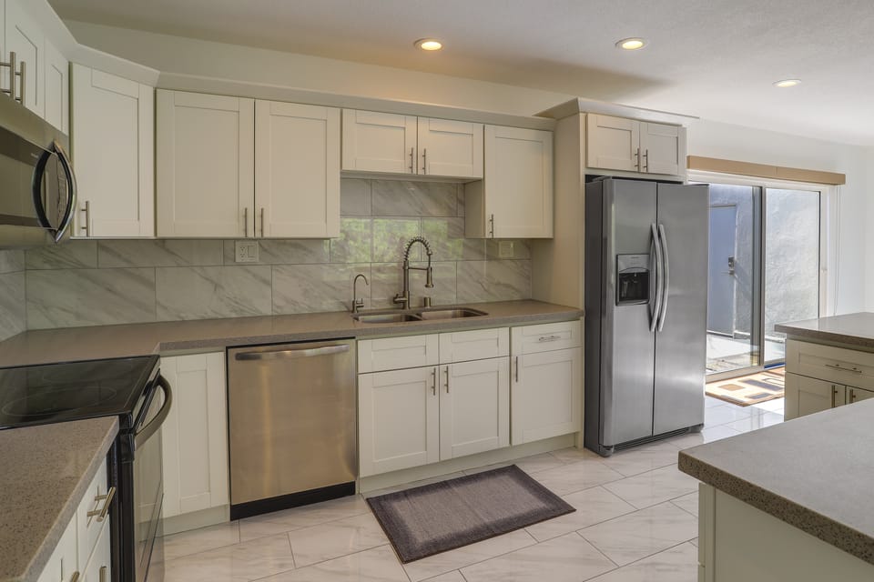 Sunny Palm Springs Townhome w/ Pool Access! Apartment in Palm Springs