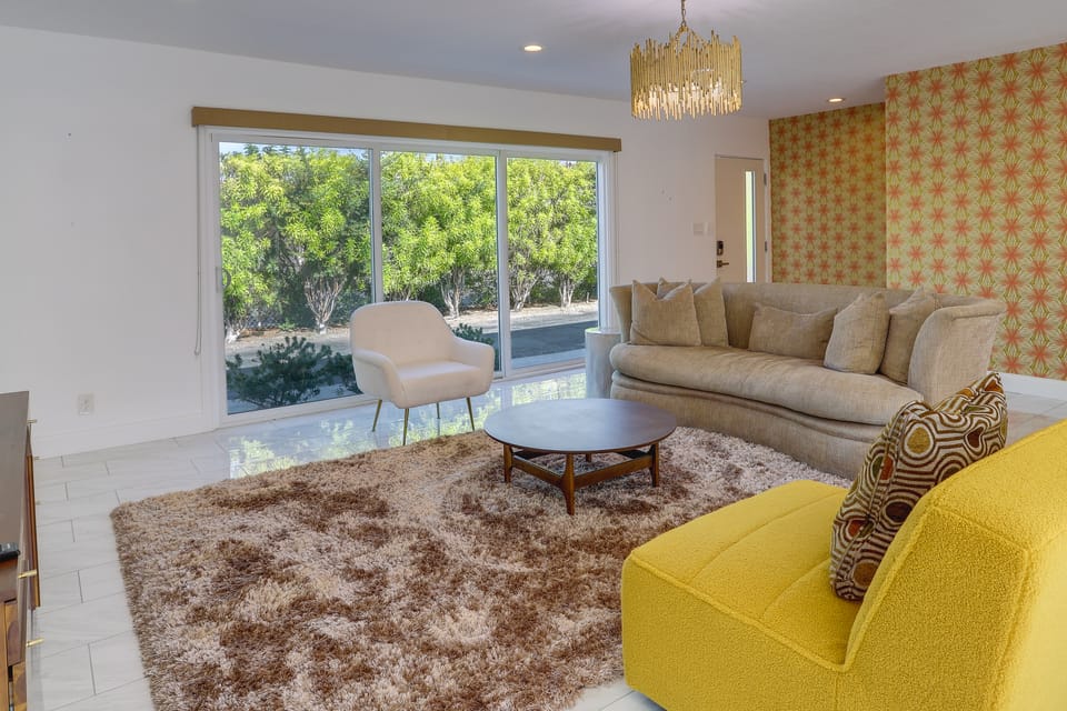 Sunny Palm Springs Townhome w/ Pool Access! Apartment in Palm Springs