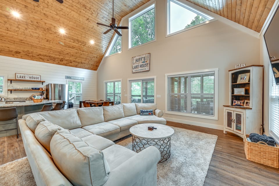 Luxe Kentucky Cabin Rental ~ 36 Mi to Mammoth Cave House in Nolin Lake