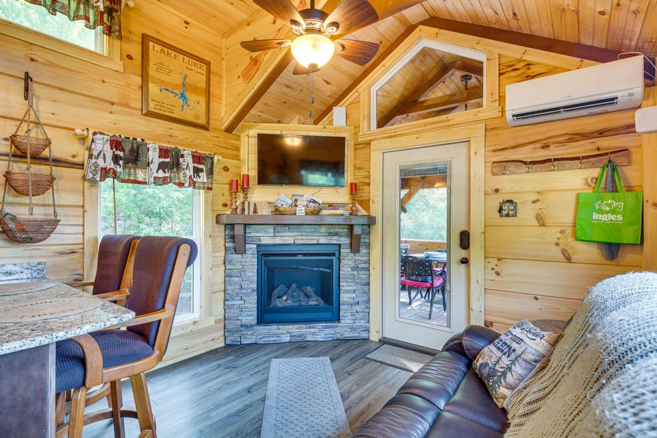 7 Mi to Lake Lure: Mill Spring Cabin w/ Hot Tub House in Tennessee