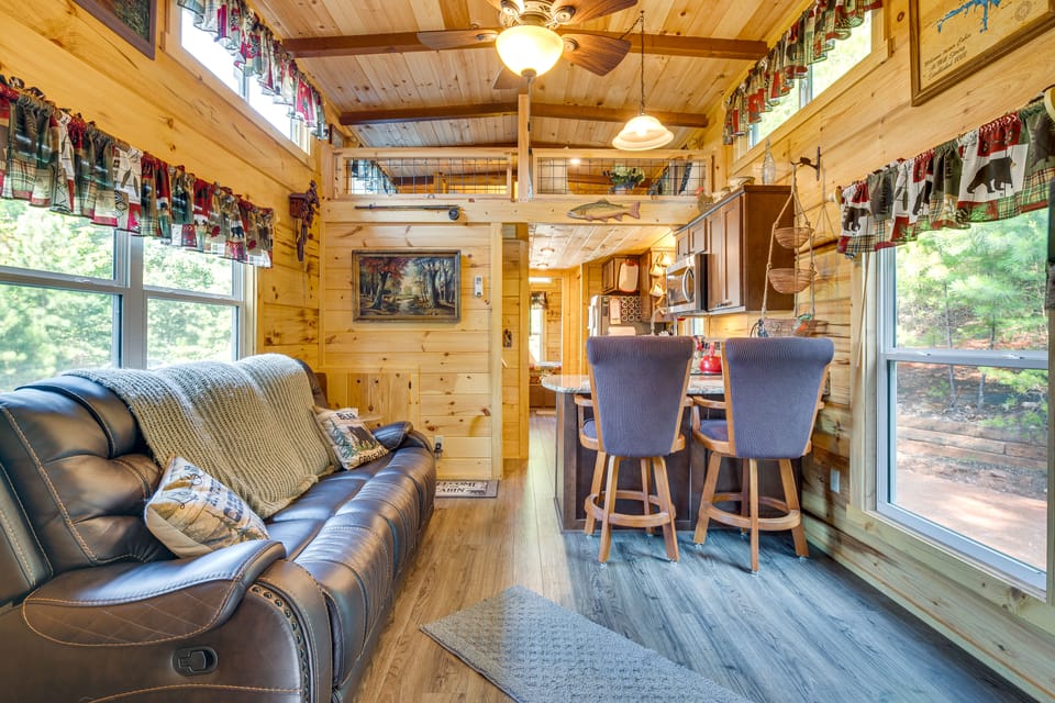 7 Mi to Lake Lure: Mill Spring Cabin w/ Hot Tub House in Tennessee