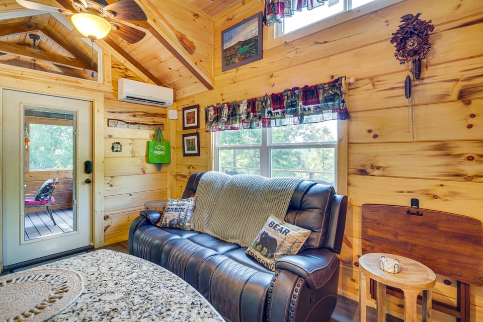 7 Mi to Lake Lure: Mill Spring Cabin w/ Hot Tub House in Tennessee