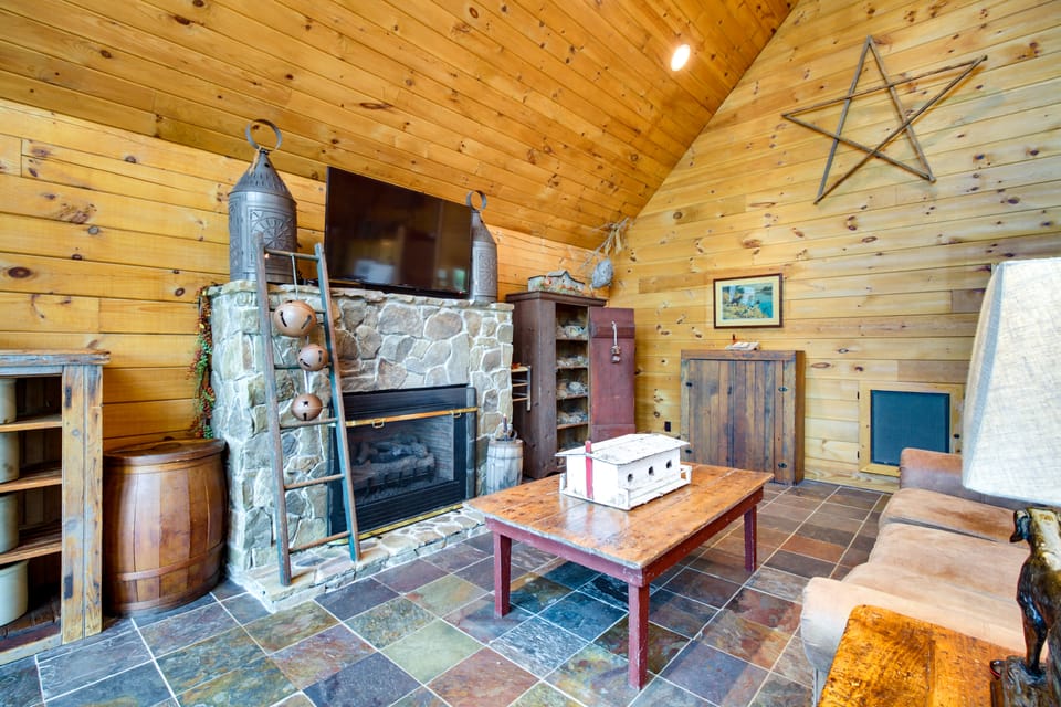 12 Mi to Staunton River: Nathalie Cabin w/ Deck House in Virginia