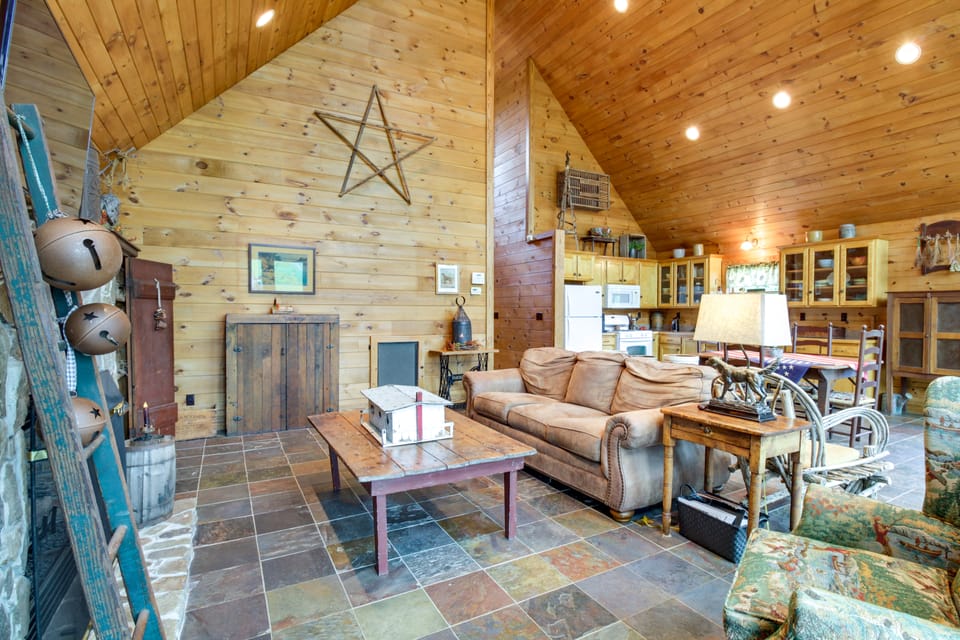 12 Mi to Staunton River: Nathalie Cabin w/ Deck House in Virginia
