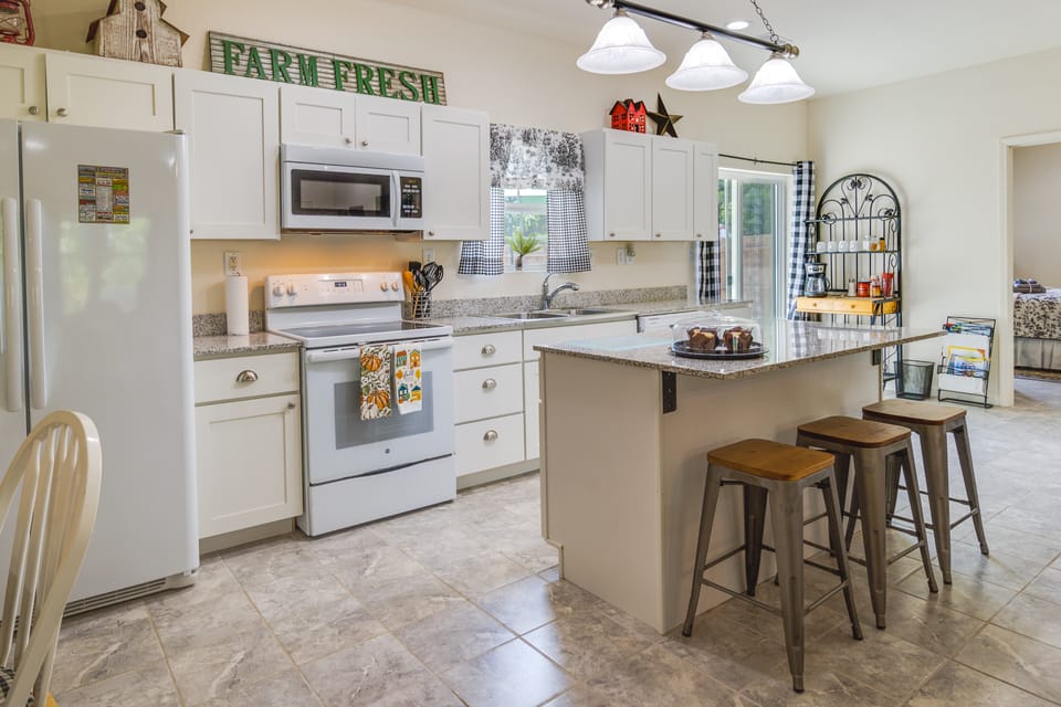 Charming Gravois Mills Escape w/ Private Backyard! Cottage in Lake of the Ozarks