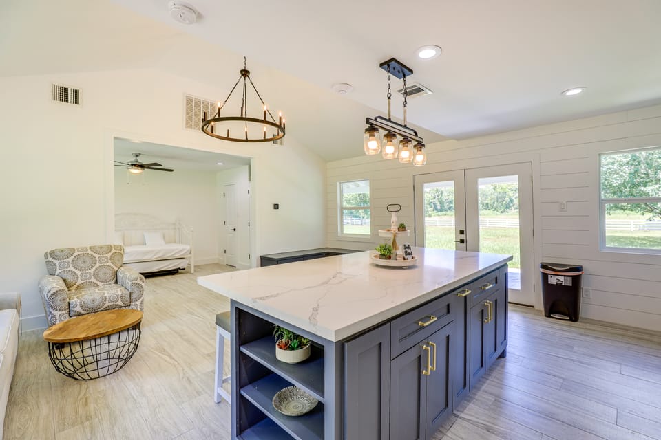 Bright Wallis Cottage w/ Pergola & Grill! Cottage in Texas
