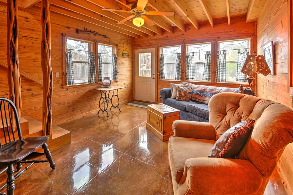 'Ark Bunkhouse' Fredericksburg Hideaway w/ Hot Tub House in Rio Grande