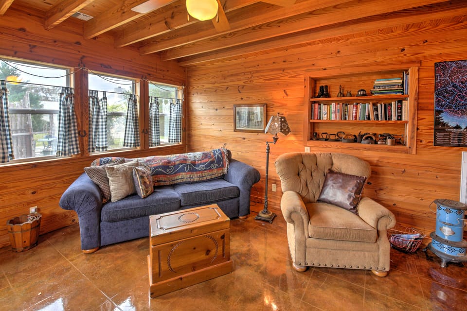 'Ark Bunkhouse' Fredericksburg Hideaway w/ Hot Tub House in Rio Grande