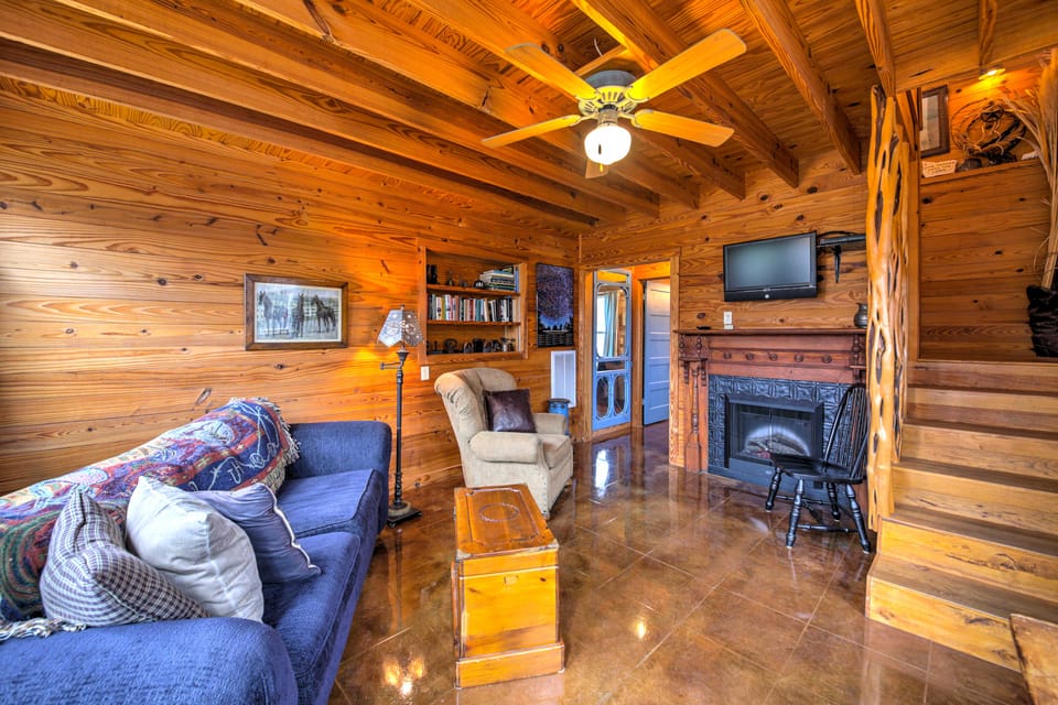 'Ark Bunkhouse' Fredericksburg Hideaway w/ Hot Tub House in Rio Grande