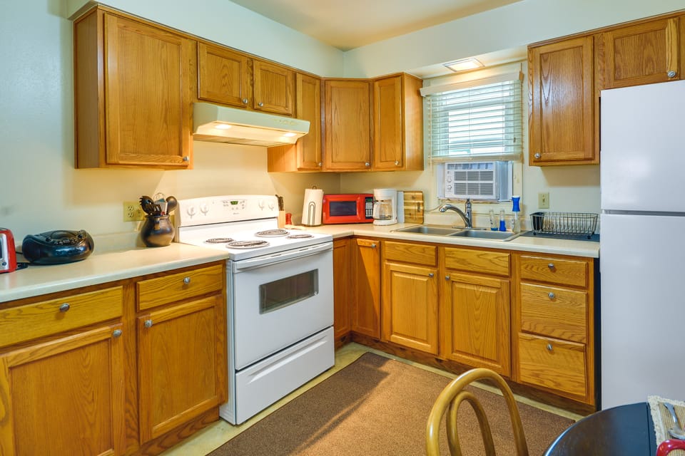 Quaint Cody Cottage w/ Grill: Walk to Downtown! Cottage in Cody