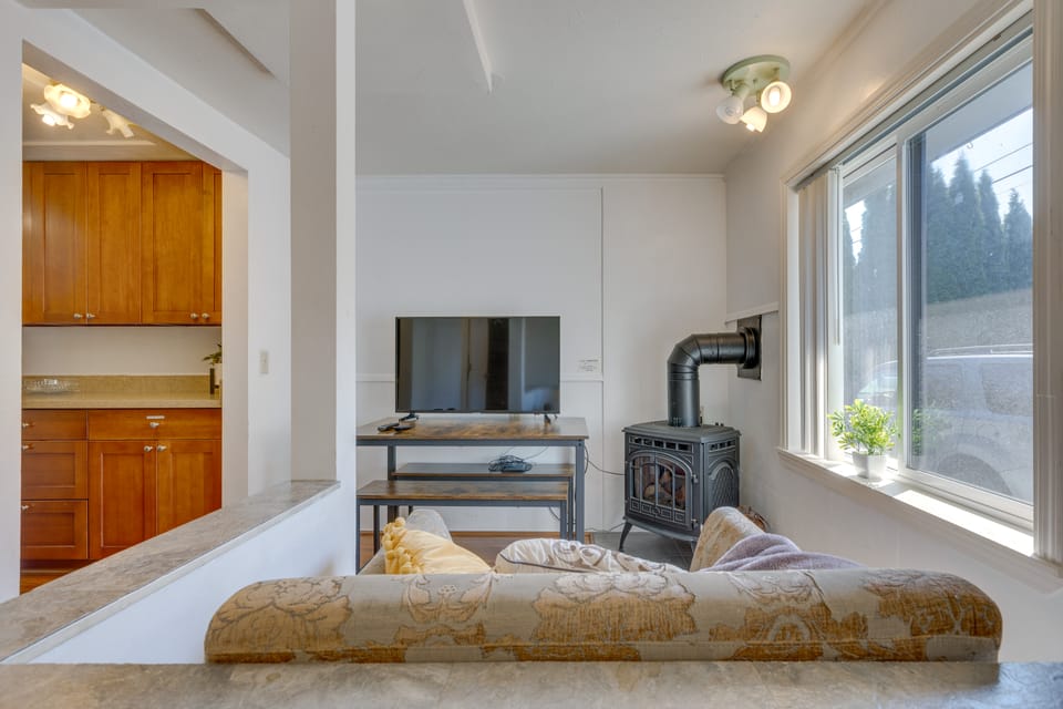 < 1 Mi to Mall! Bright Single-Level Seattle Home House in Seattle