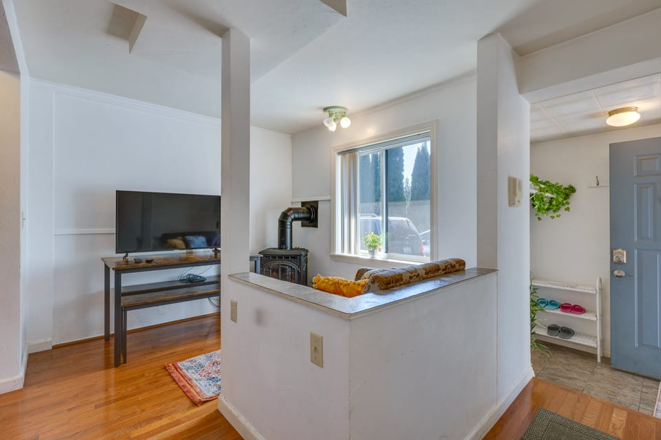 < 1 Mi to Mall! Bright Single-Level Seattle Home House in Seattle
