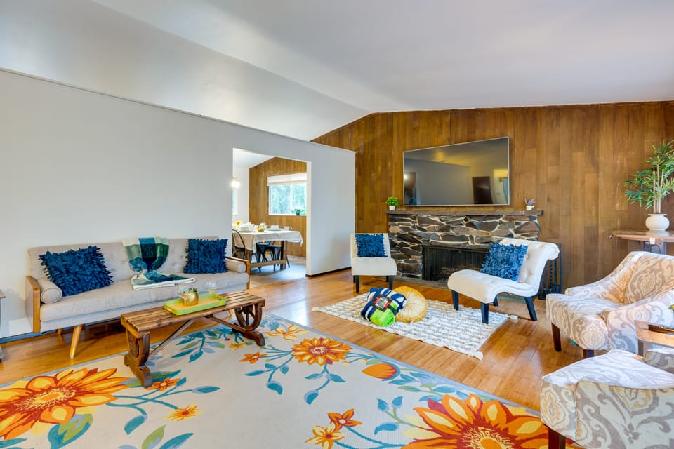 Private Deck & Ample Space! Lake Forest Park Home House in Lake Forest Park