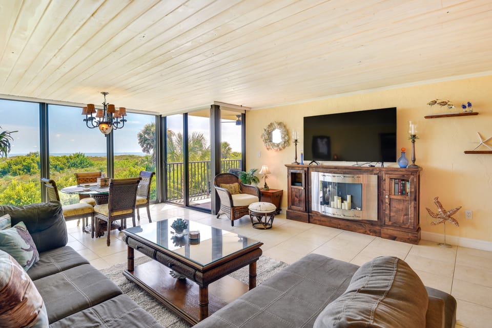 Beachfront St Augustine Beach Condo, Stunning View Apartment in Butler Beach