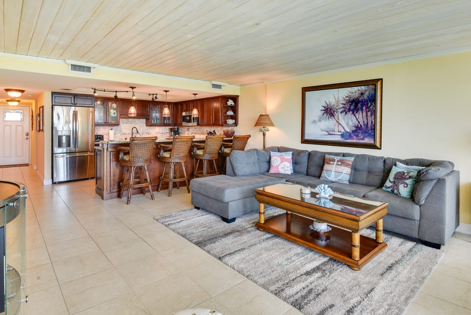 Beachfront St Augustine Beach Condo, Stunning View Apartment in Butler Beach