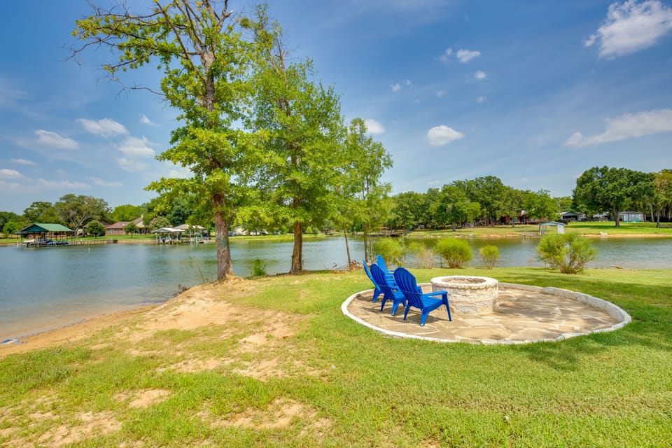 Relax Fireside! Waterfront Family Home in Malakoff House in Cedar Creek Reservoir