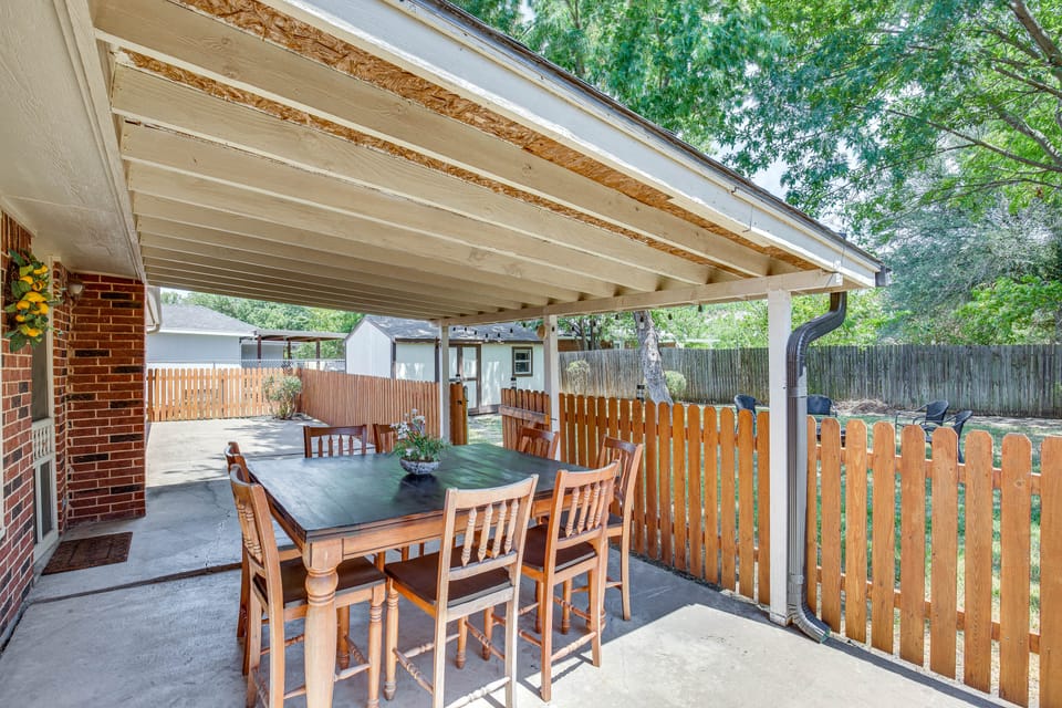 Home 1 Mi to Historic Gingerbread District & Dtwn! House in Waxahachie