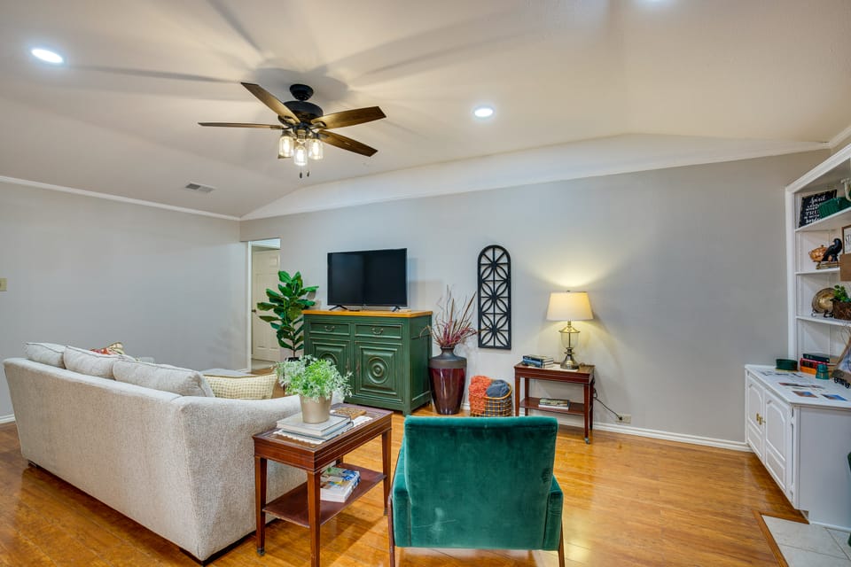 Home 1 Mi to Historic Gingerbread District & Dtwn! House in Waxahachie