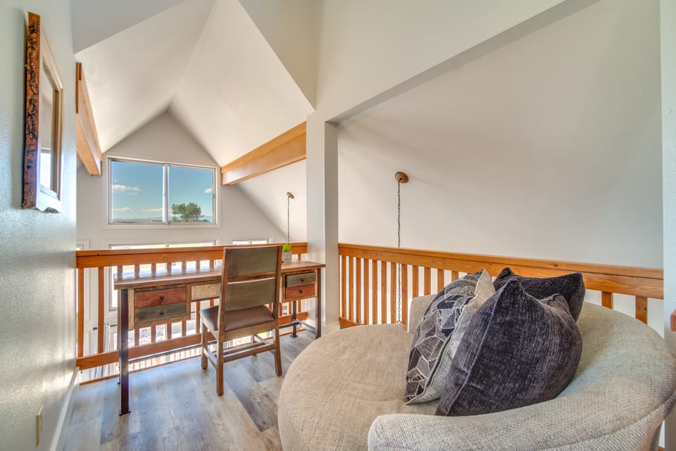Bright Wyoming Retreat w/ Deck & Mountain Views! House in Saratoga