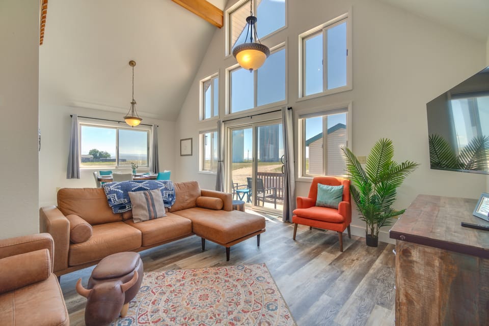 Bright Wyoming Retreat w/ Deck & Mountain Views! House in Saratoga