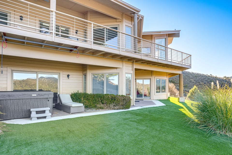 Prescott Gem: Hot Tub & Mtn Views, 7 Mi to Dtwn House in Prescott Valley