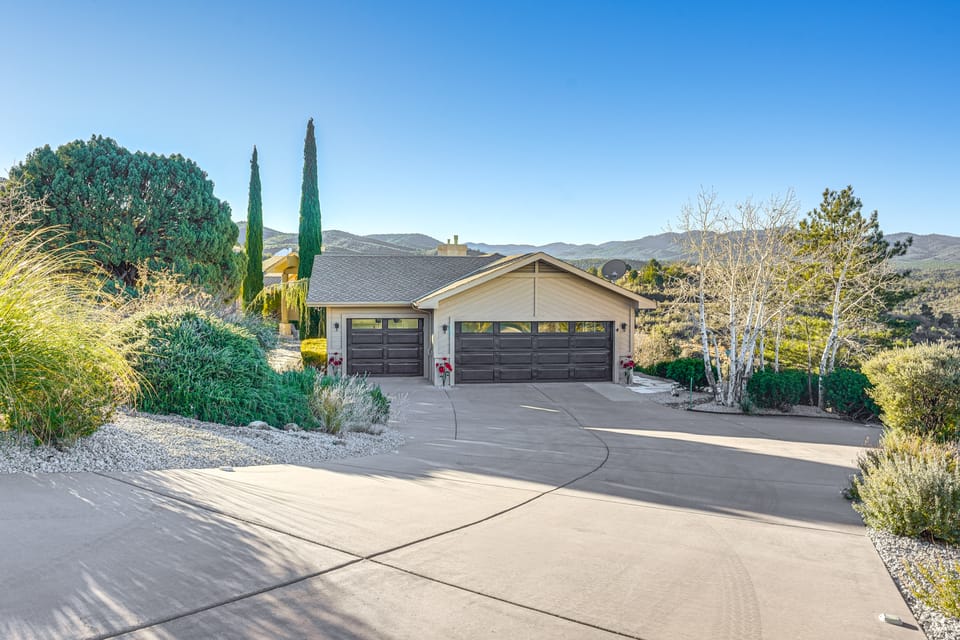 Prescott Gem: Hot Tub & Mtn Views, 7 Mi to Dtwn House in Prescott Valley