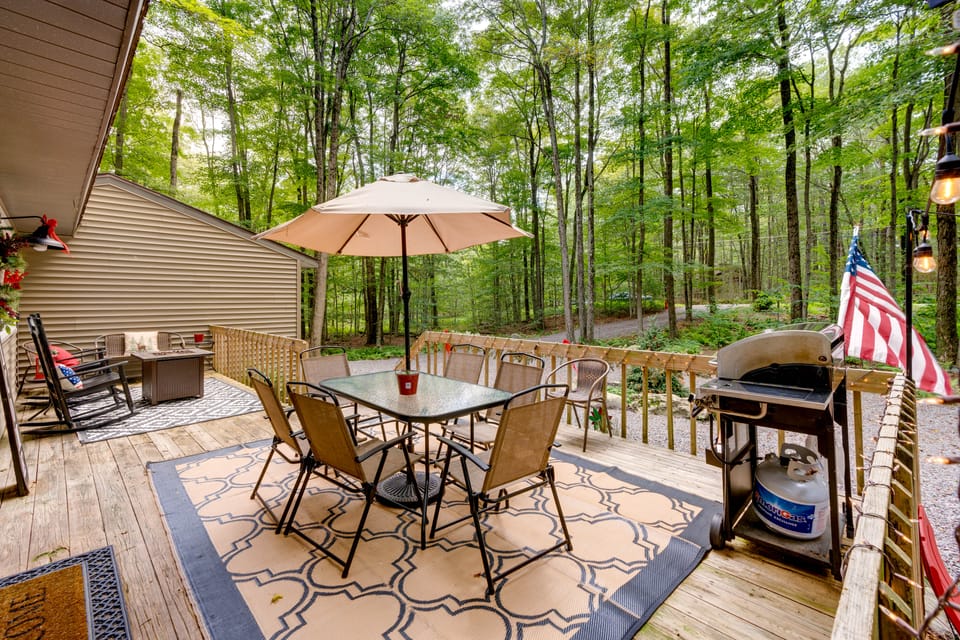 1 Mi to Gouldsboro State Park: Cabin w/ Deck! House in Coolbaugh Township