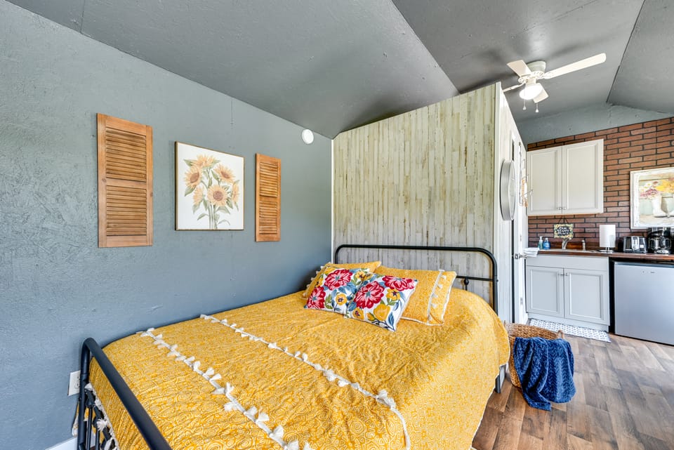 Walk to Mammoth Cave! Quiet Studio w/ Fire Pit Apartment in Kentucky