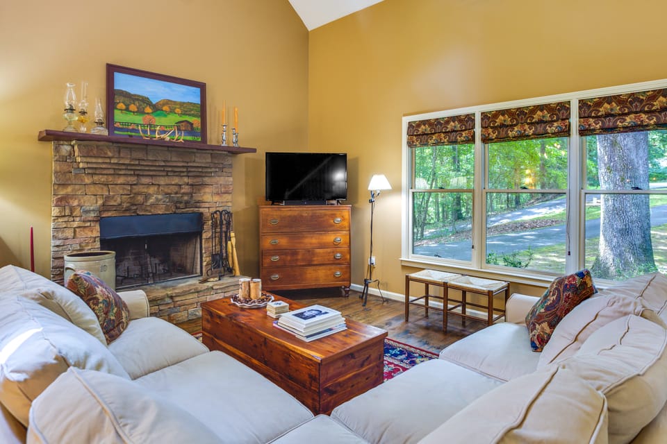 Dog-Friendly Dahlonega Home w/ Private Fire Pit! House in Georgia