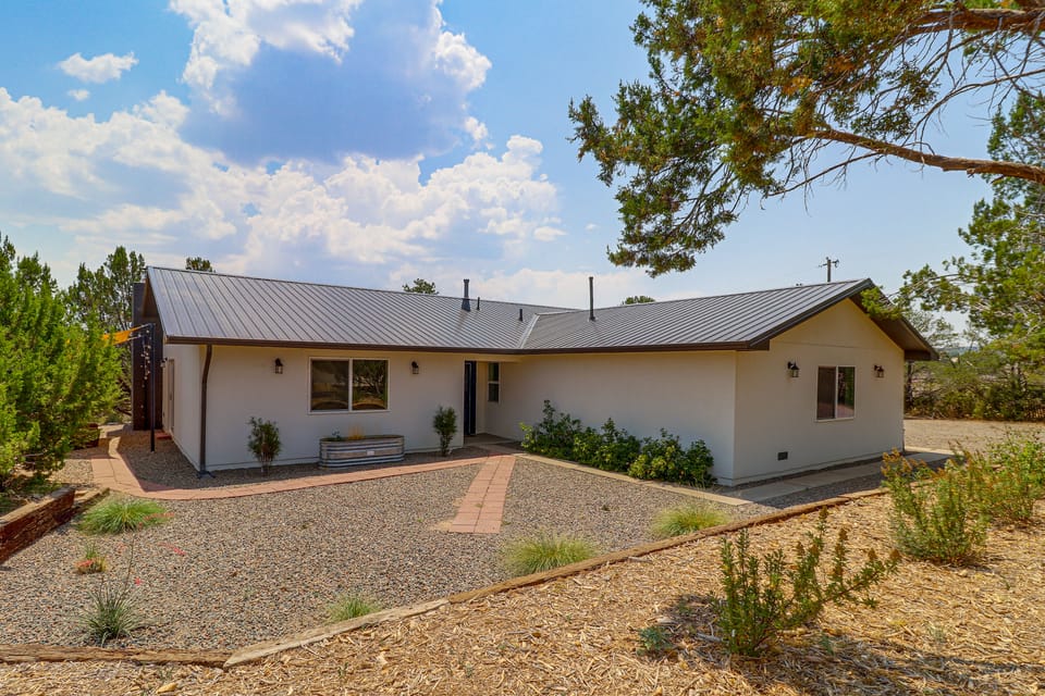 2 Mi to West Nature Park! 5-Acre Rural Retreat House in New Mexico
