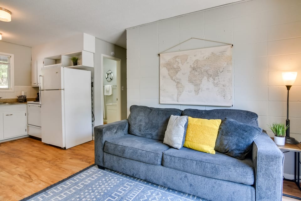 Lakefront Haven: Boat Slip, Deck & Community Pool! House in Kimberling City