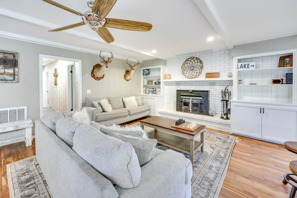 Deck & Views: Spacious ‘Lake House’ Escape House in Oklahoma