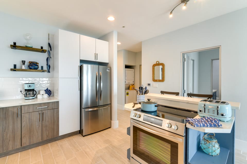 Pool, Oceanfront Balcony! 4th-Floor Galveston Unit Apartment in Galveston Island