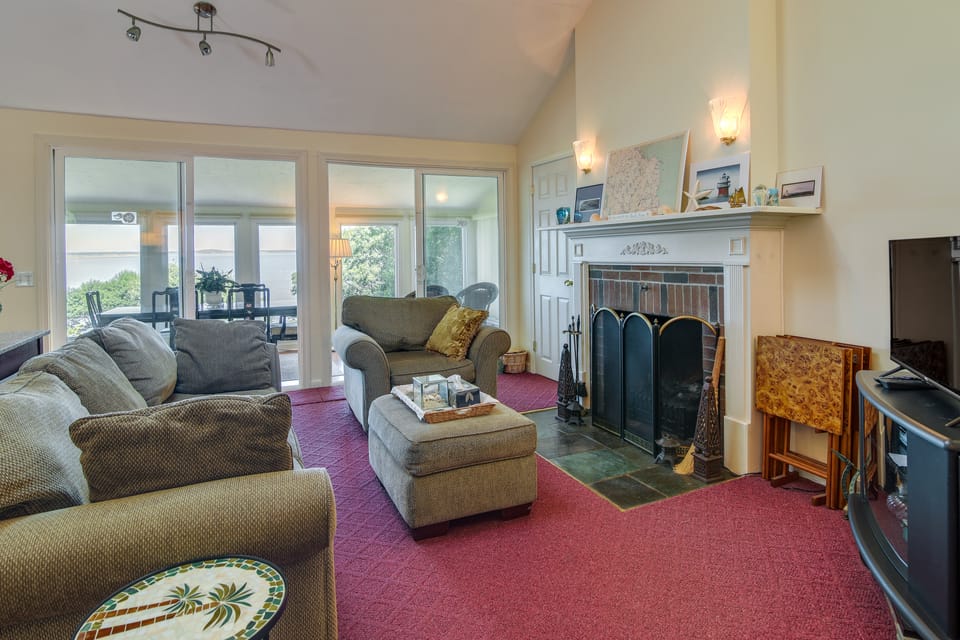 Bayfront Plymouth Gem w/ Sunroom, Steps to Shore! House in Plymouth