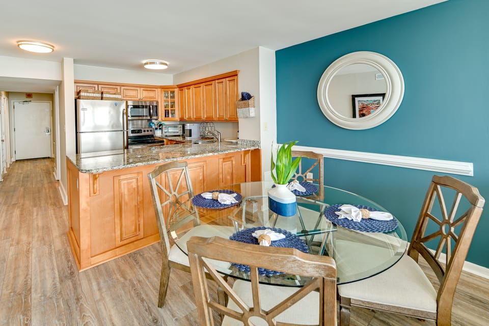 Central Myrtle Beach Condo w/ Ocean-View Balcony! Apartment in Myrtle Beach