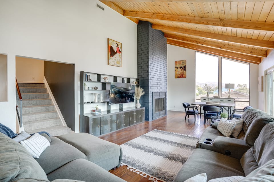 Chic Santa Paula Home w/ Mountain & City Views! House in Southern California
