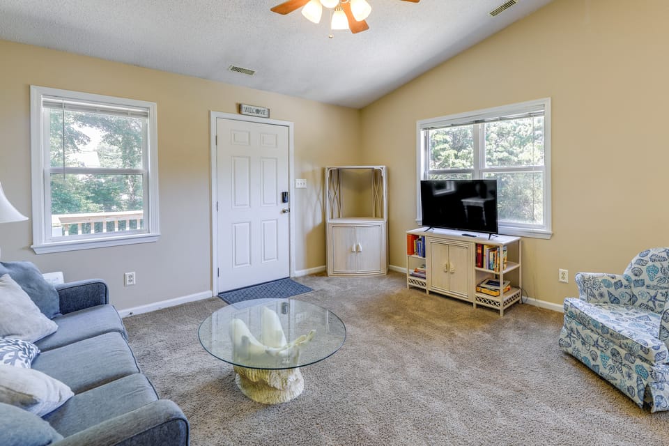 Charming Emerald Isle Escape < 1 Mi to Beach! House in Emerald Isle