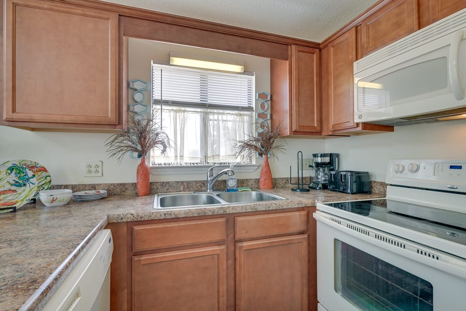 Balcony & Community Perks: Condo in Surfside Beach Apartment in Surfside Beach