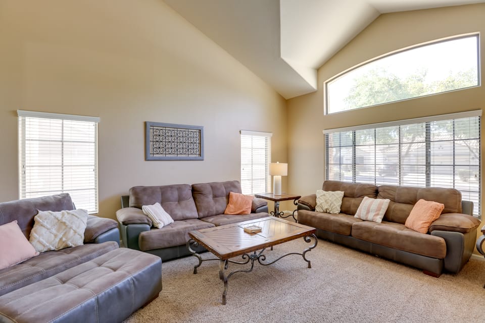 Outdoor Living Space: Sunny Retreat in Goodyear! House in Goodyear
