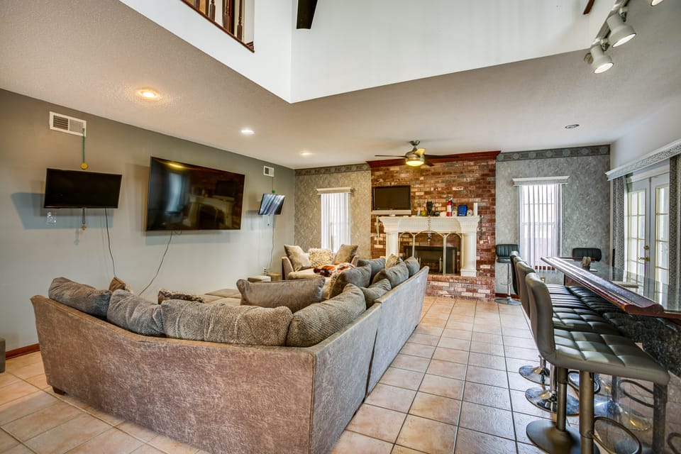 4 Mi to Bourbon St: Spacious Retreat w/ Wet Bar! House in Terrytown